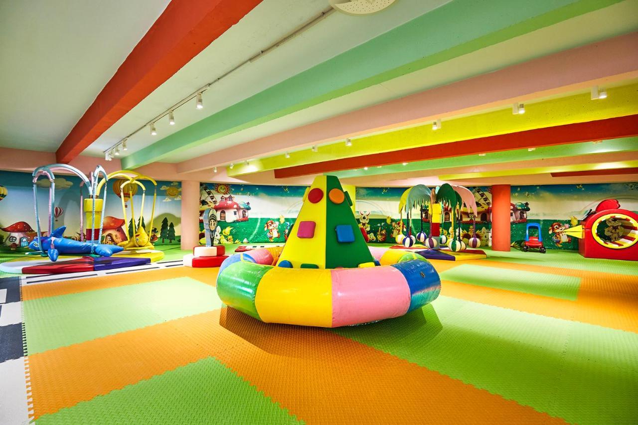 A Hoteli - Grand&Sky Hotel Tornik Златибор Экстерьер фото The interior of a typical indoor playground