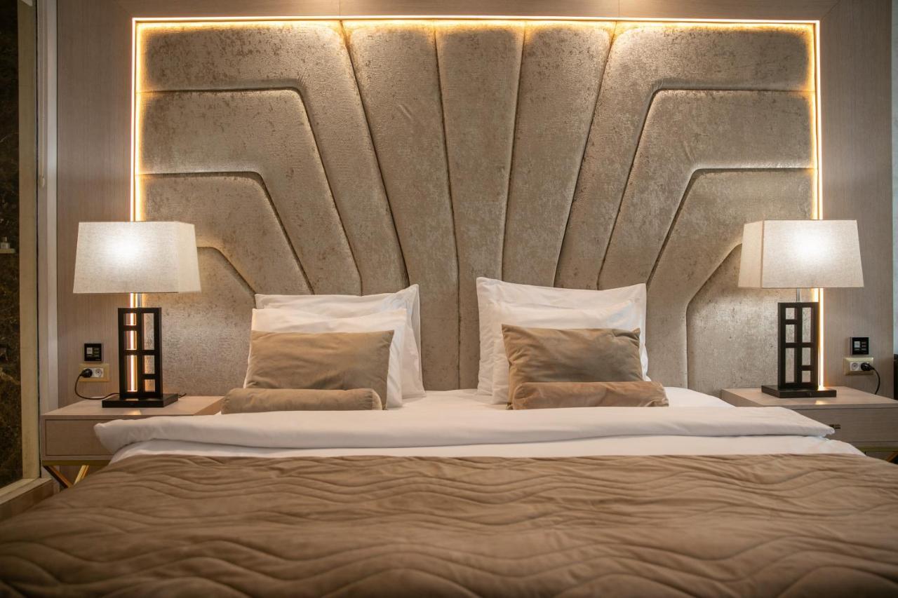 A Hoteli - Grand&Sky Hotel Tornik Златибор Экстерьер фото A bed with a headboard