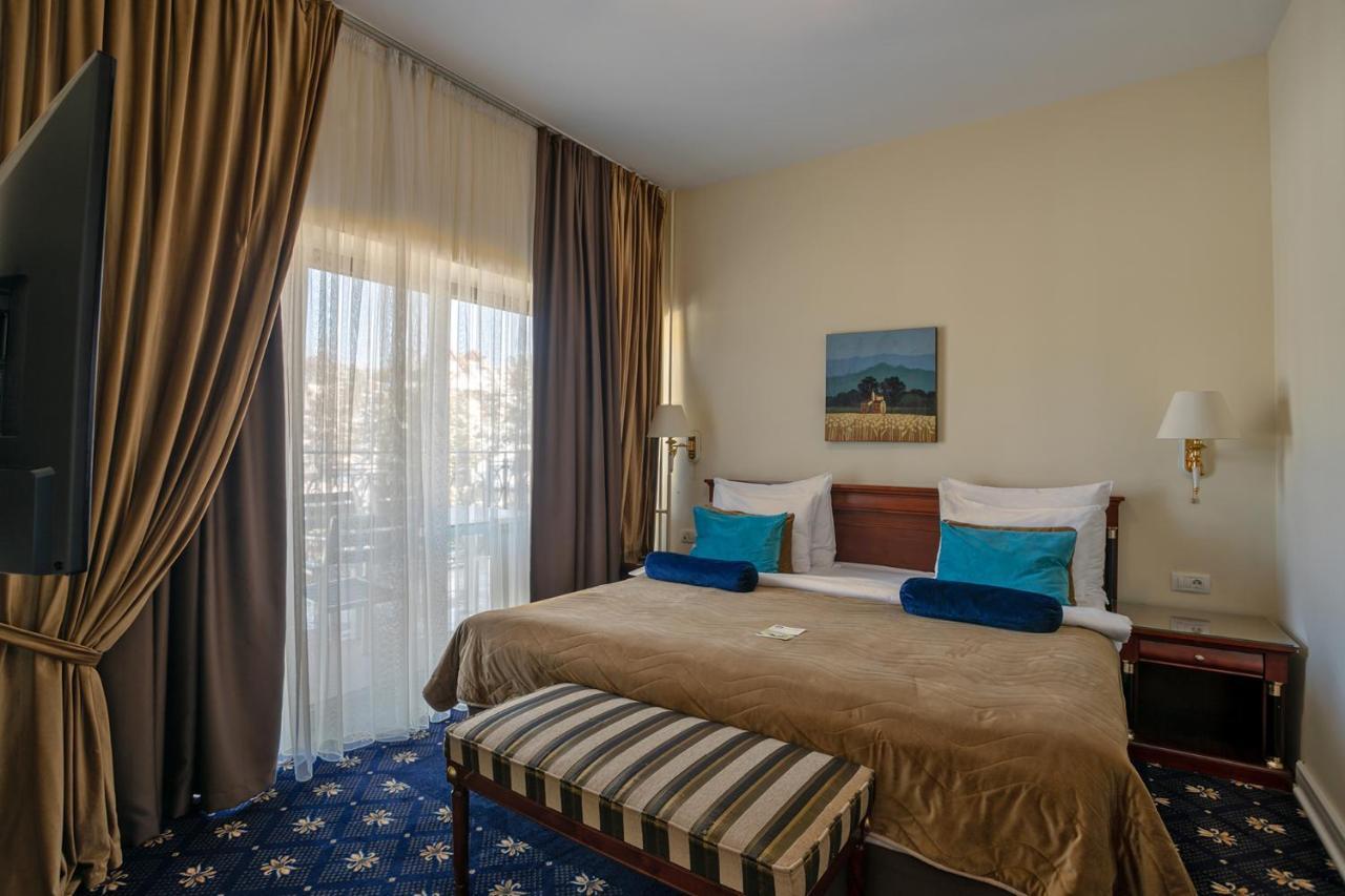 A Hoteli - Grand&Sky Hotel Tornik Златибор Экстерьер фото A bedroom at the hotel